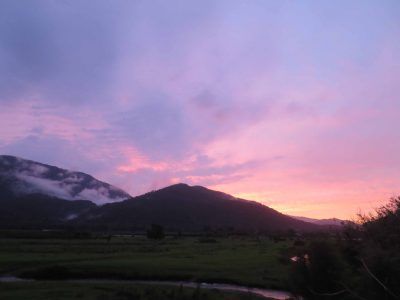 Atardecer rosa con montañas en Knight Point Lookout