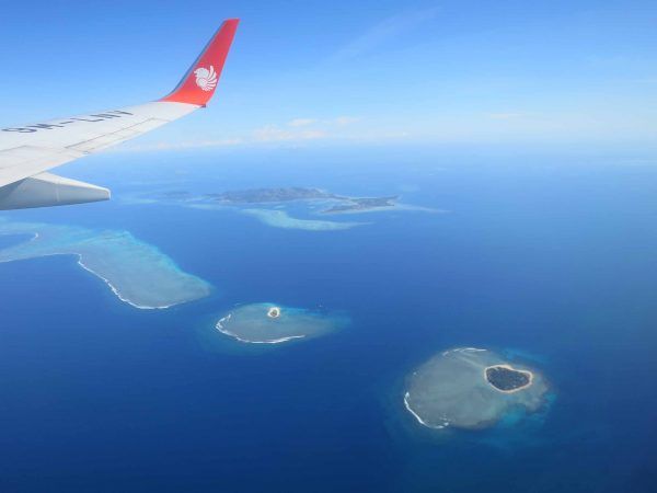 Sobrevolando islas con el avión